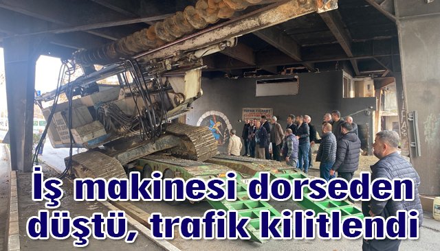 İş makinesi dorseden düştü,  trafik kilitlendi