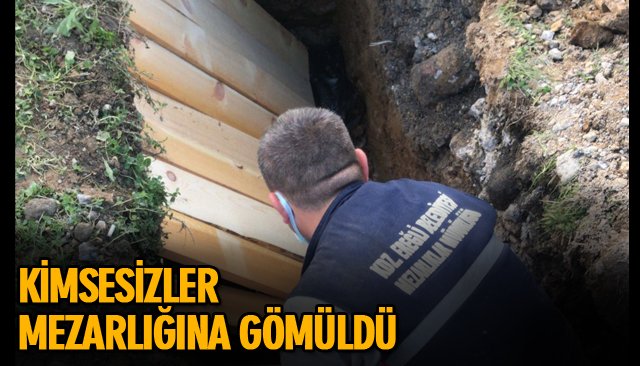 KİMSESİZLER MEZARLIĞINA GÖMÜLDÜ