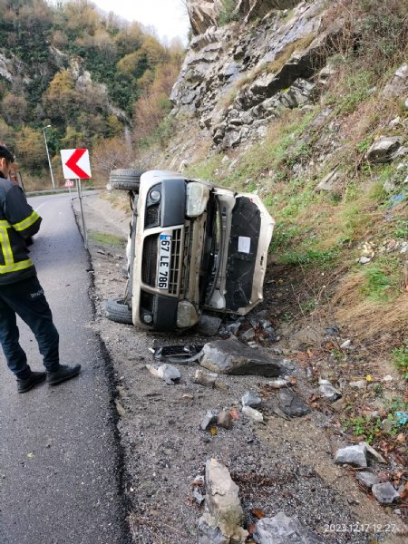 Kontrolden çıkan araç devrildi; 2 yaralı - 1