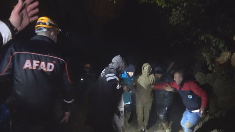KURTARMA EKİBİ DE GÖÇÜK ALTINDA KALDI; YARALILAR VAR... - 7