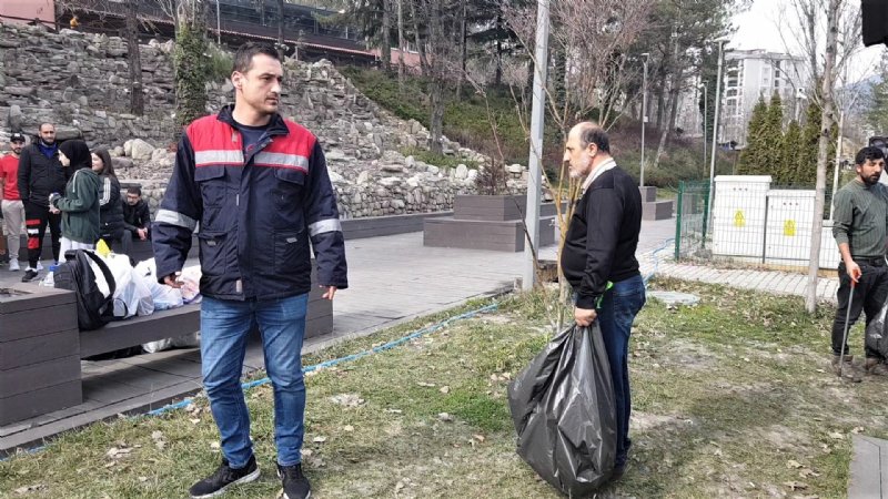 ÇÖPLERİ YERE ATTI; TEMİZLİK GÖREVLİSİNE SÖYLEDİĞİ ‘PES’ DEDİRTTİ! - 1