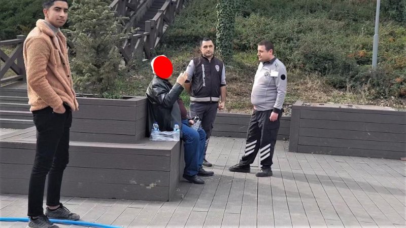 ÇÖPLERİ YERE ATTI; TEMİZLİK GÖREVLİSİNE SÖYLEDİĞİ ‘PES’ DEDİRTTİ! - 3
