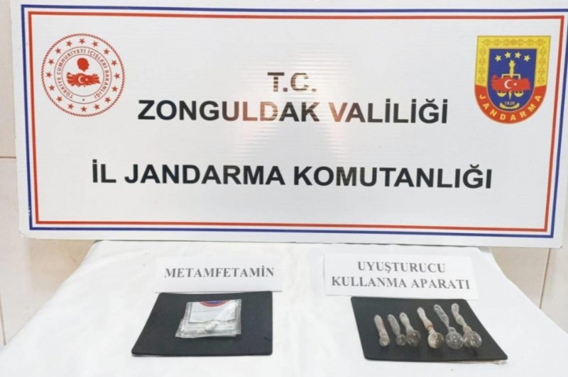 Jandarma ekipleri Devrek’te bir evde arama yaptı... METAMFETAMİN BULUNDU - 1