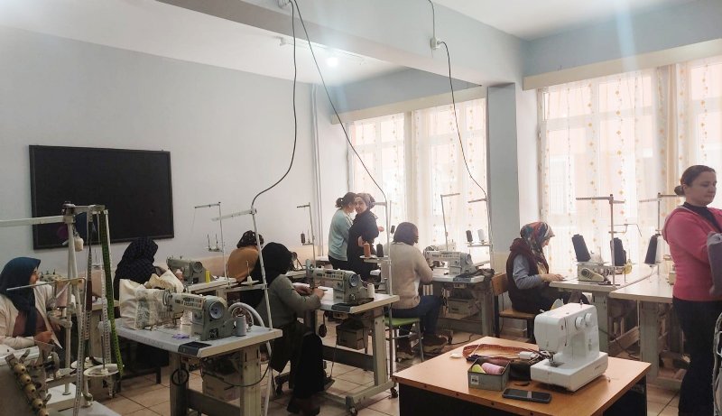 KURSTA DİKİLEN KIYAFETLER DEPREMZEDELERİ ISITACAK  - 1