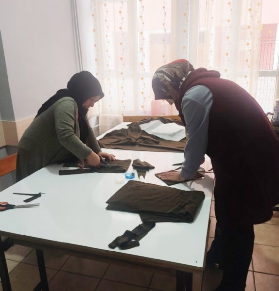 KURSTA DİKİLEN KIYAFETLER DEPREMZEDELERİ ISITACAK  - 2