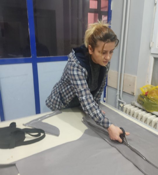 KURSTA DİKİLEN KIYAFETLER DEPREMZEDELERİ ISITACAK  - 4