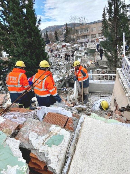 Madencilerin deprem mesaisi sürüyor... MUCİZE KURTARIŞLAR - 6