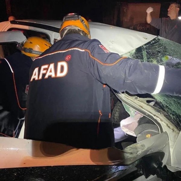 ŞARAMPOLE DEVRİLDİ: 2 YARALI - 2