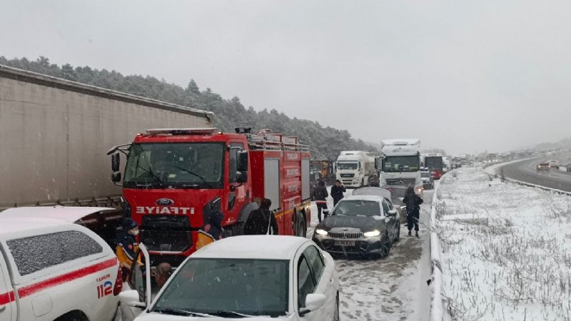 TEM´DE ZİNCİRLEME KAZA; YOL TRAFİĞE KAPANDI! - 1