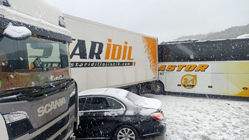TEM´DE ZİNCİRLEME KAZA; YOL TRAFİĞE KAPANDI! - 3