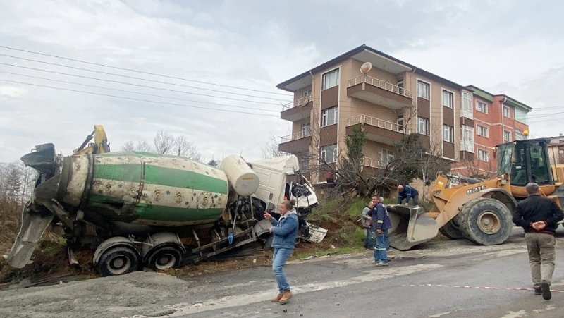 Yaralanan sürücü hastaneye kaldırıldı... BETON MİKSERİ DEVRİLDİ - 1