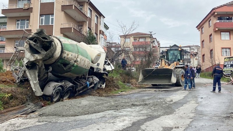 Yaralanan sürücü hastaneye kaldırıldı... BETON MİKSERİ DEVRİLDİ - 2