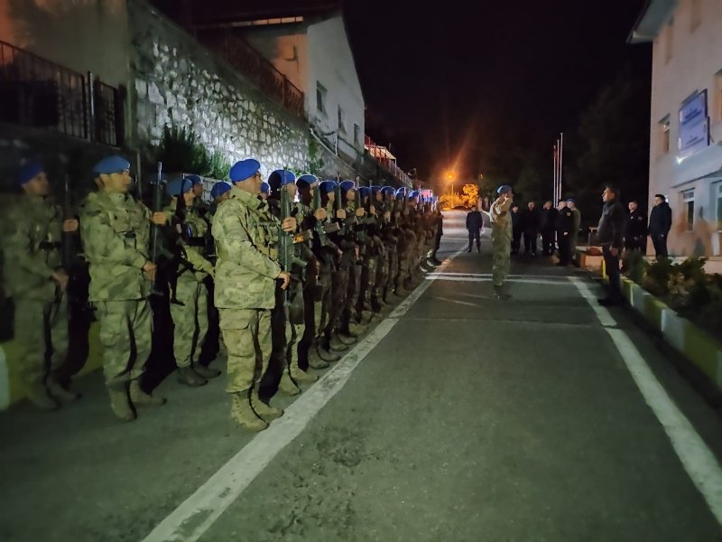 ASKER YÜZLERCE ÇADIR KURDU; HALEN BÖLGEDELER… - 3