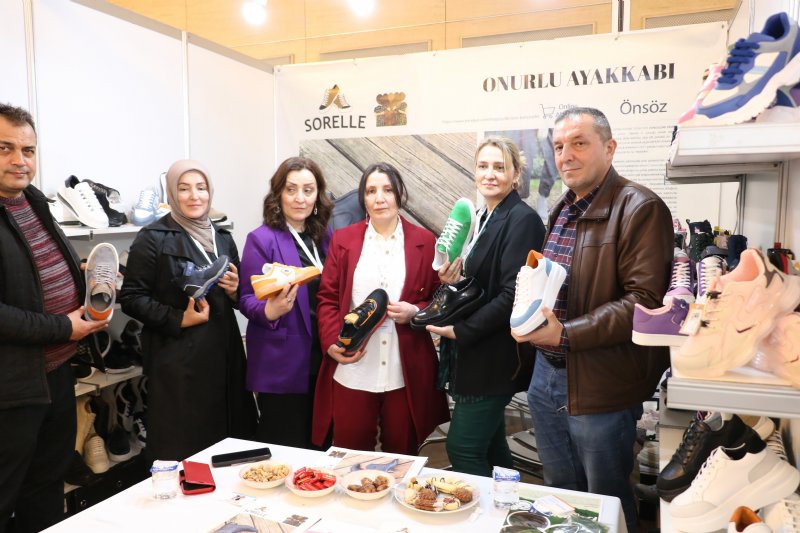 Emekli olduğu fabrikanın makinelerini kiraladı, kız kardeşleriyle kendi markasını kurdu... HEM ABLA HEM PATRON - 1