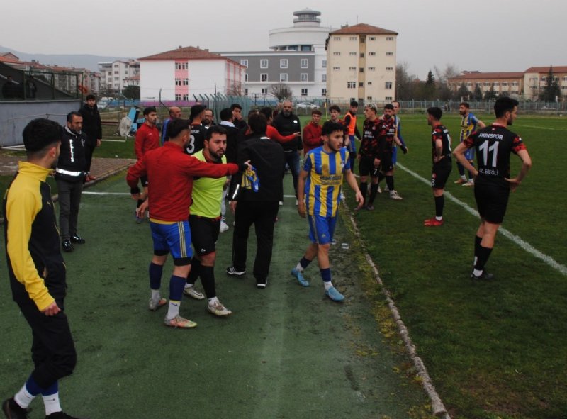 Futbolcunun diz kapağı çıktı, maç sonu ortalık karıştı...  AMATÖR MAÇTA VUKUAT VAR! - 2