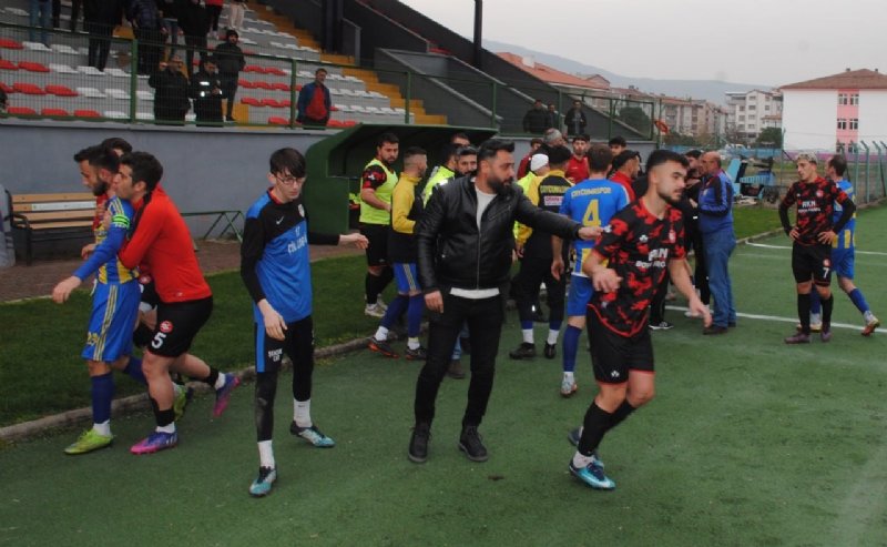 Futbolcunun diz kapağı çıktı, maç sonu ortalık karıştı...  AMATÖR MAÇTA VUKUAT VAR! - 3