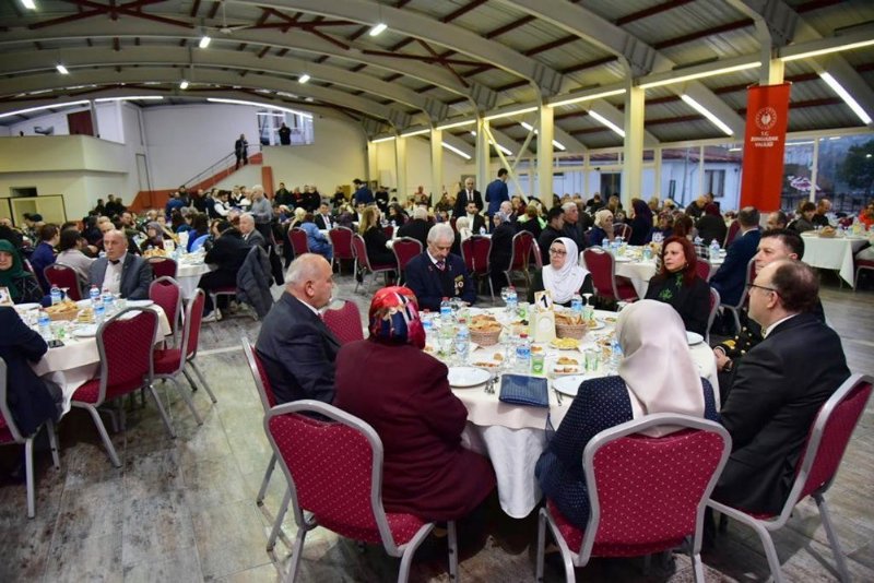 İl protokolü, ilk iftar programında orucunu açtı… ŞEHİT VE GAZİ YAKINLARIYLA - 1