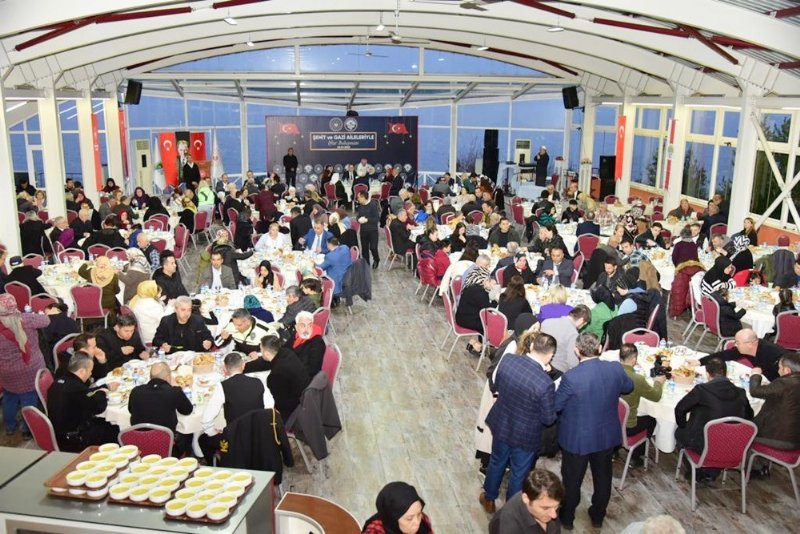 İl protokolü, ilk iftar programında orucunu açtı… ŞEHİT VE GAZİ YAKINLARIYLA - 3