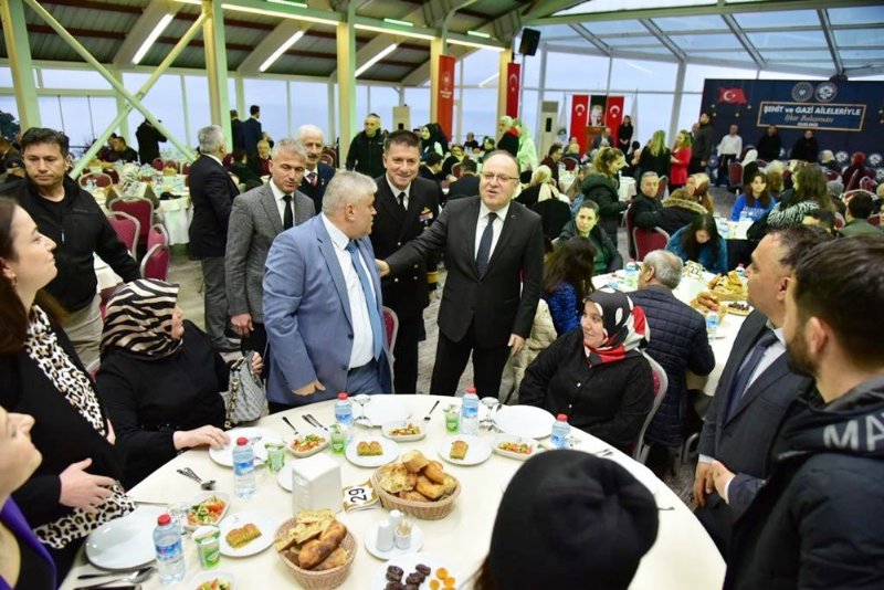 İl protokolü, ilk iftar programında orucunu açtı… ŞEHİT VE GAZİ YAKINLARIYLA - 4