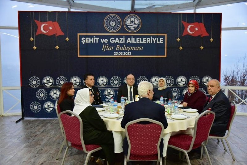 İl protokolü, ilk iftar programında orucunu açtı… ŞEHİT VE GAZİ YAKINLARIYLA - 5