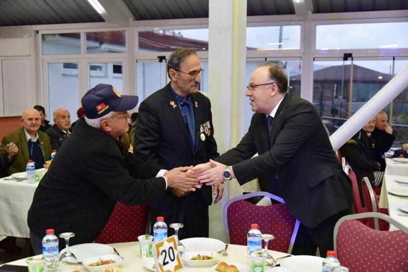 İl protokolü, ilk iftar programında orucunu açtı… ŞEHİT VE GAZİ YAKINLARIYLA - 6