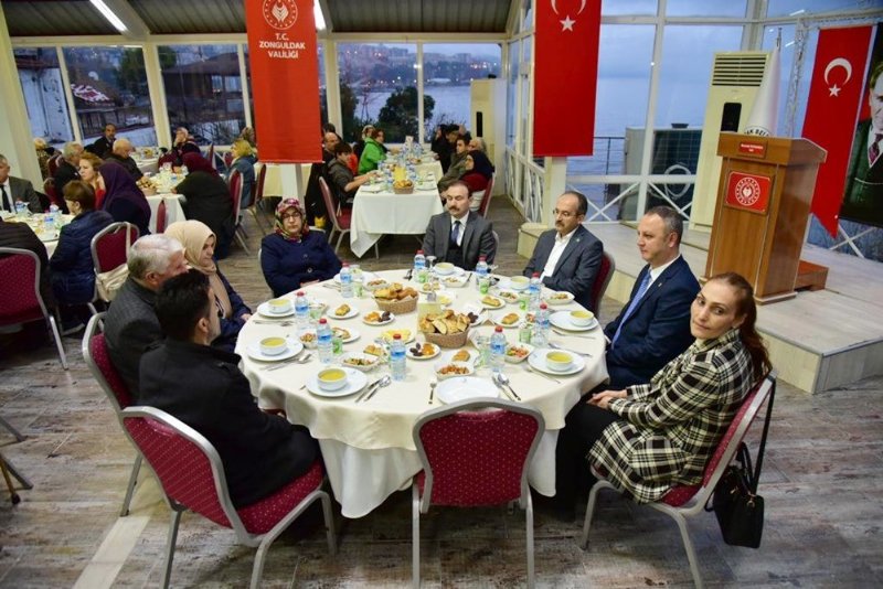 İl protokolü, ilk iftar programında orucunu açtı… ŞEHİT VE GAZİ YAKINLARIYLA - 8