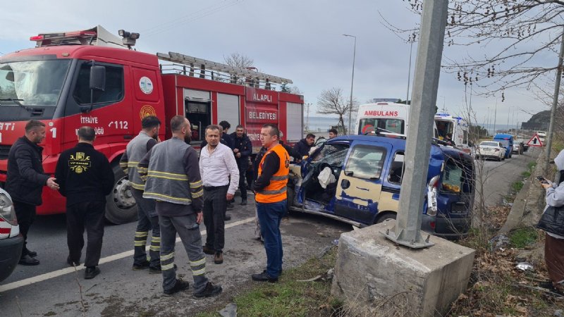 Kaza yapan sürücü aracın içinde sıkıştı... EKİPLER ZAMANLA YARIŞTI - 2