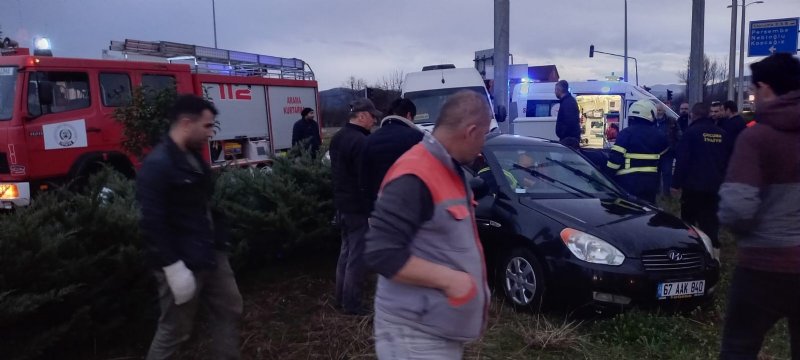 Minibüs önündeki otomobile çarptı - 1