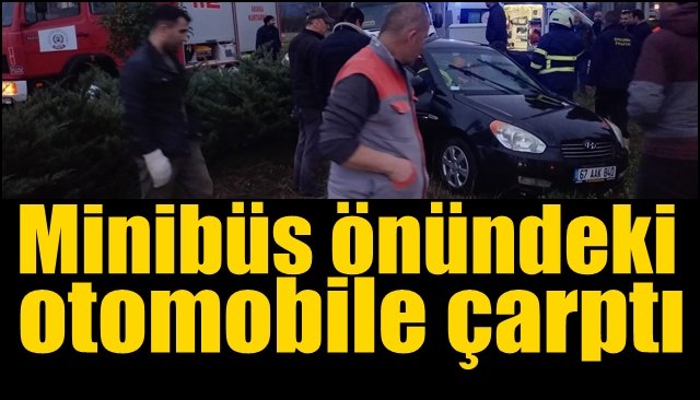 Minibüs önündeki otomobile çarptı 