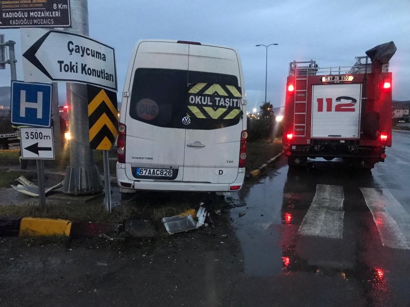 Minibüs önündeki otomobile çarptı - 2