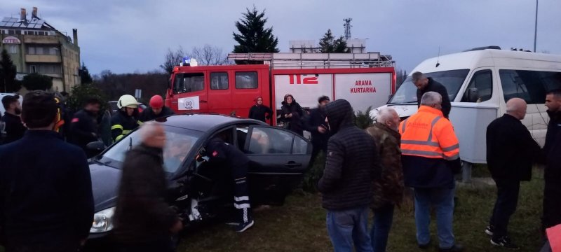 Minibüs önündeki otomobile çarptı - 3