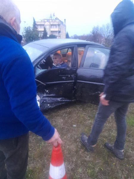 Minibüs önündeki otomobile çarptı - 5