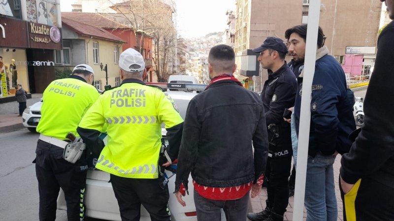 Motosikletin çarptığı çocuk yaralandı... MEYDANBAŞI’NDA KAZA! - 3