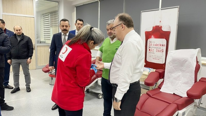 Zonguldaklı esnaf, 67. kez kan verirken, Vali Tutulmaz da eşlik etti... “BİR ÜNİTE KAN DÜNYAYA BAKIŞI DEĞİŞTİRİR” - 3