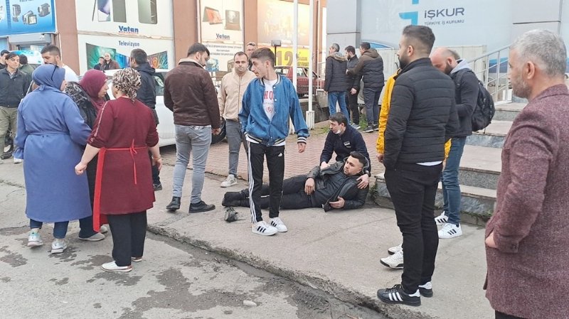 Karadeniz Ereğli… İbrahim Efe Caddesi’nde kaza… MİNİBÜS İLE MOTOSİKLET ÇARPIŞTI - 1