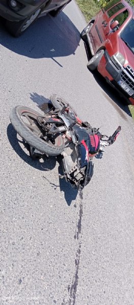 Motosiklet otomobille çarpıştı: BİRİ AĞIR 2 YARALI - 1