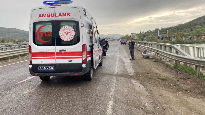 Otomobil demir bariyerlere çarptı... 4 YARALI VAR! - 2