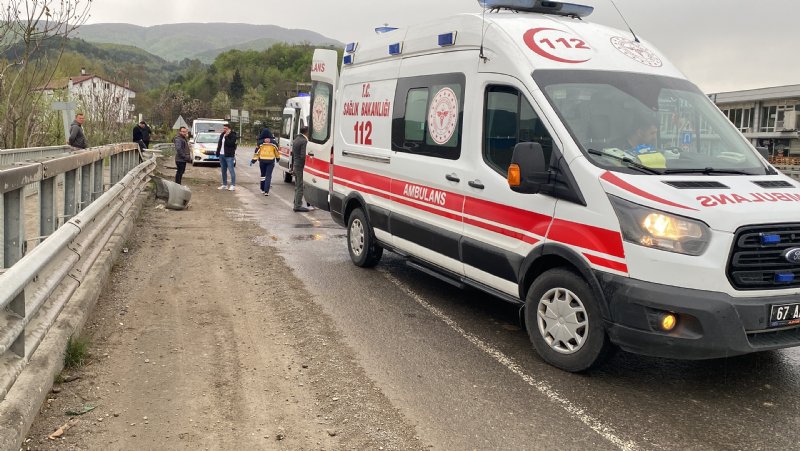 Otomobil demir bariyerlere çarptı... 4 YARALI VAR! - 3