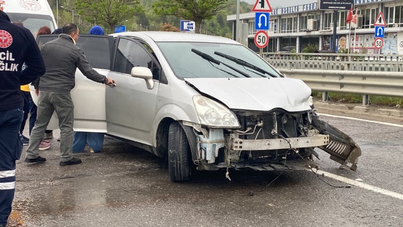 Otomobil demir bariyerlere çarptı... 4 YARALI VAR! - 4