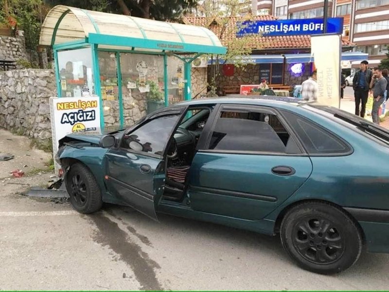 Otomobil Yolcu durağına daldı, 2 yaralı - 1