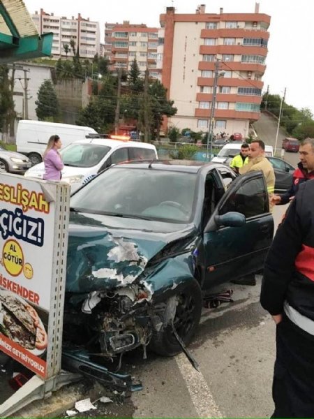 Otomobil Yolcu durağına daldı, 2 yaralı - 2