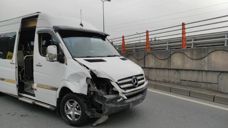 SERVİS ARACI MOPETE ÇARPTI - 1