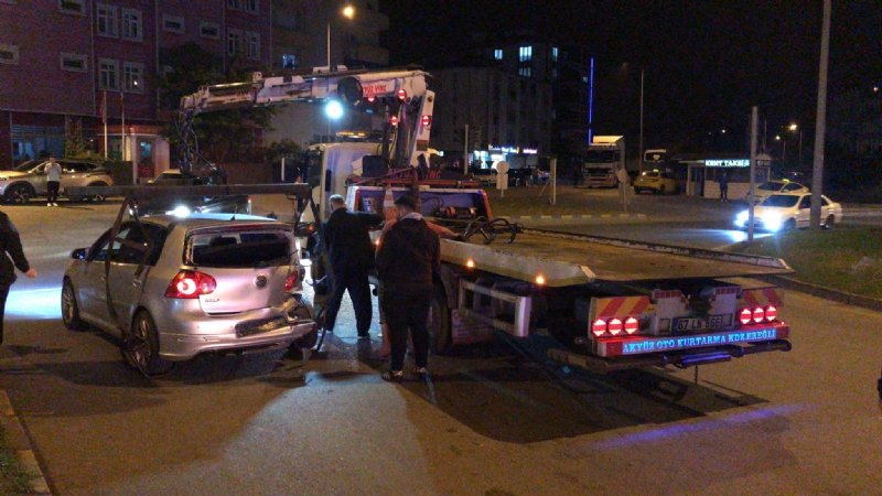 Ereğli’de kamyonet otomobille çarpıştı: 3 YARALI - 1