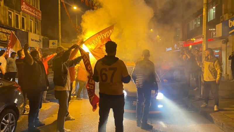 Galatasaray şampiyonluğunu ilan etti… SARI KIRMIZILI TARAFTARLARDAN COŞKULU KUTLAMA - 1