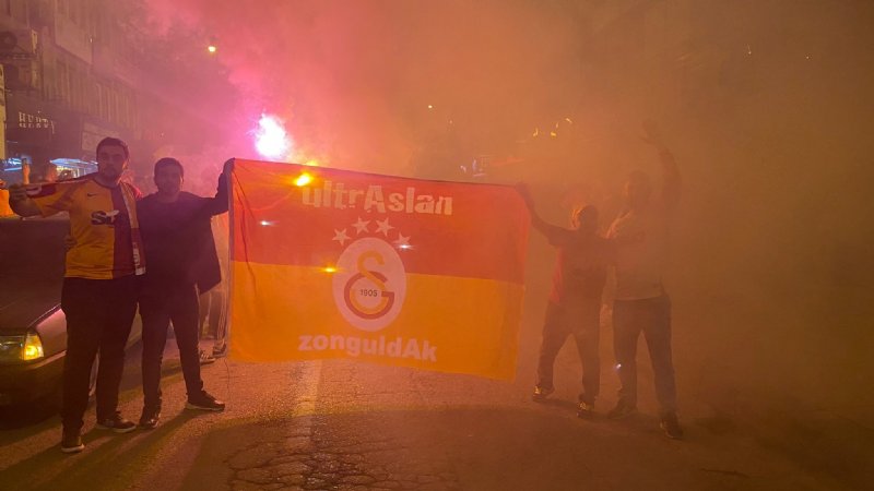 Galatasaray şampiyonluğunu ilan etti… SARI KIRMIZILI TARAFTARLARDAN COŞKULU KUTLAMA - 2