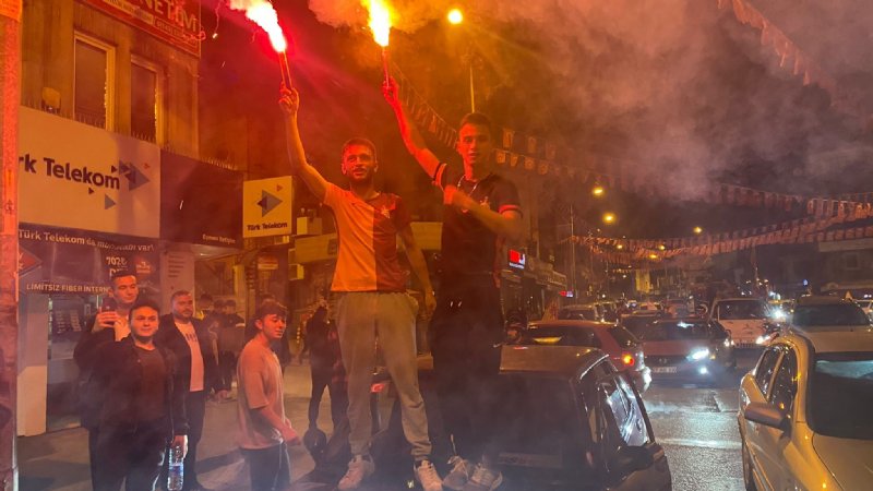 Galatasaray şampiyonluğunu ilan etti… SARI KIRMIZILI TARAFTARLARDAN COŞKULU KUTLAMA - 3