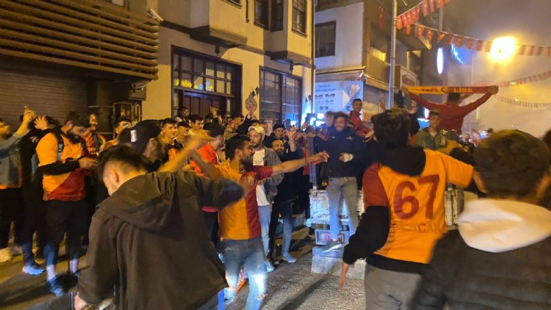 Galatasaray şampiyonluğunu ilan etti… SARI KIRMIZILI TARAFTARLARDAN COŞKULU KUTLAMA - 4