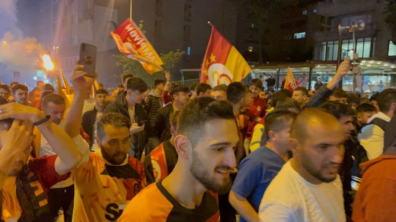 Galatasaray şampiyonluğunu ilan etti… SARI KIRMIZILI TARAFTARLARDAN COŞKULU KUTLAMA - 6