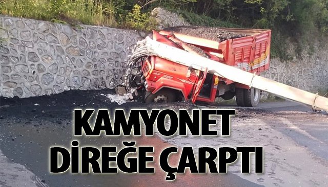 KAMYONET DİREĞE ÇARPTI