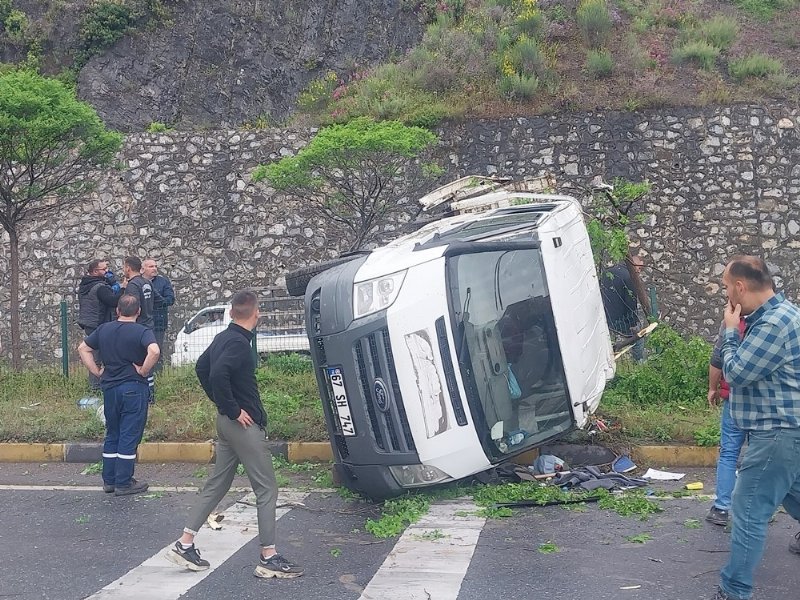 Kamyonet yan yattı, iki yaralı var… - 4